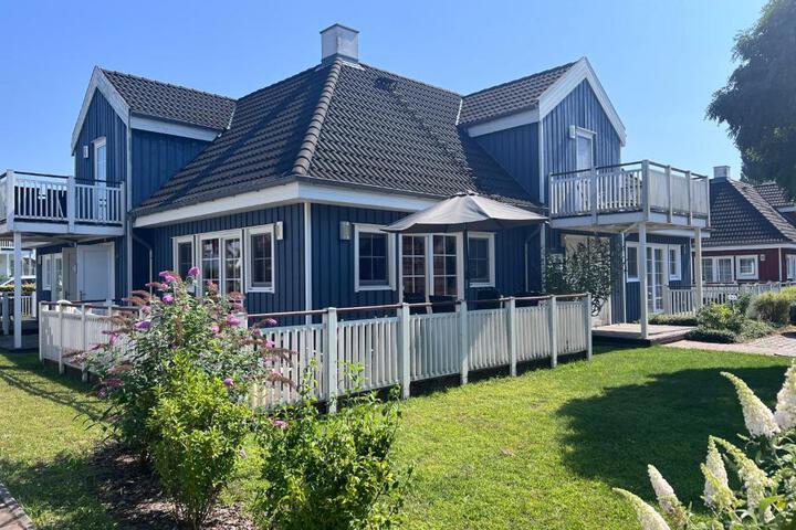 Blaues Haus am See