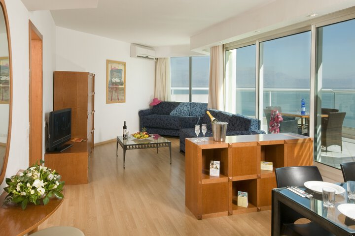 Lounge 86 of 136
