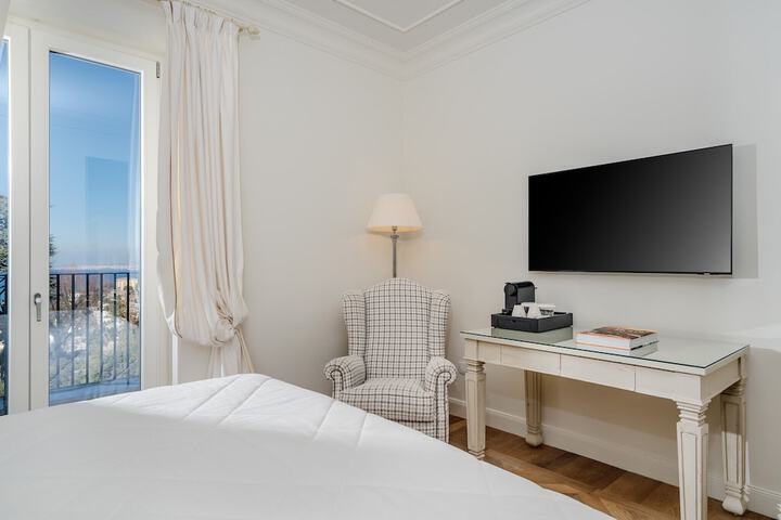Room 33 of 165