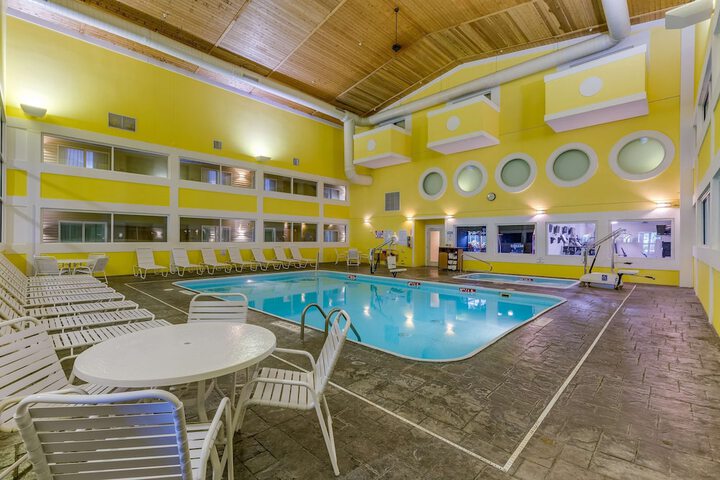 Indoor spa tub