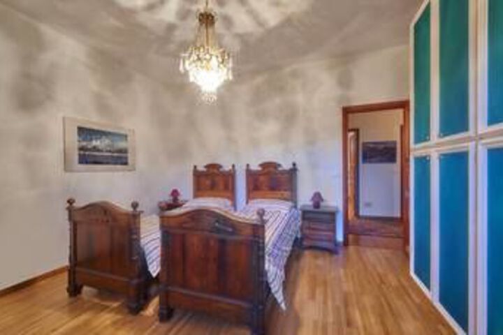 Room 5 of 13