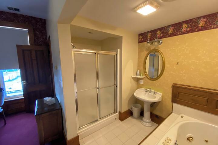 Basic Room 1 King Bed Hot Tub (37 of 38)