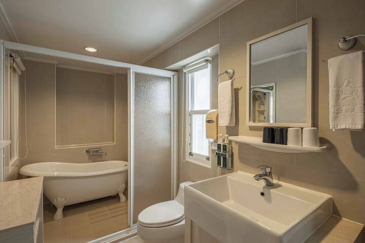 Room 21 of 28