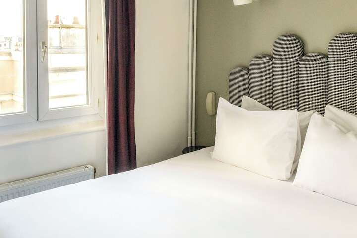 Room 16 of 76