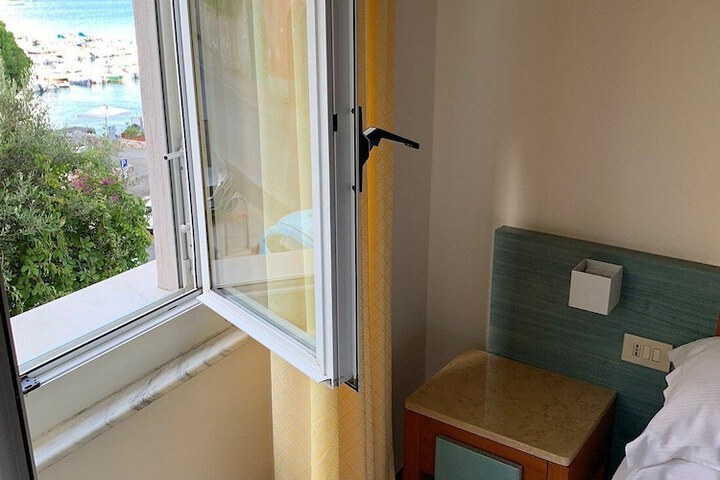 Room 7 of 13