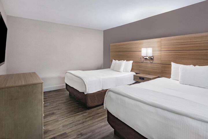 2 Queen Beds (3 of 12)