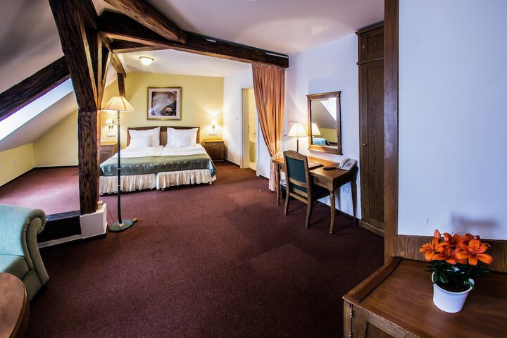 Room 52 of 90