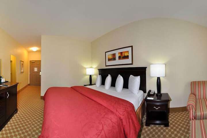 2 Queen Beds (10 of 13)