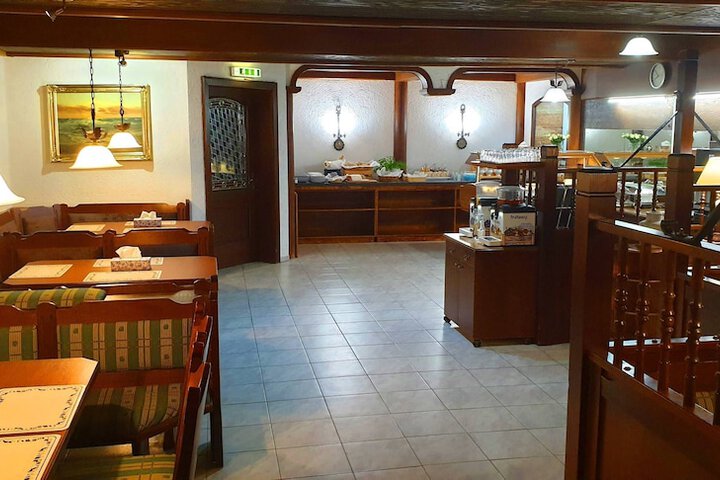 Dining 22 of 49