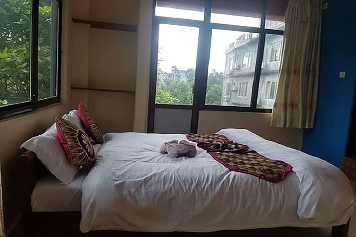 Room 4 of 8