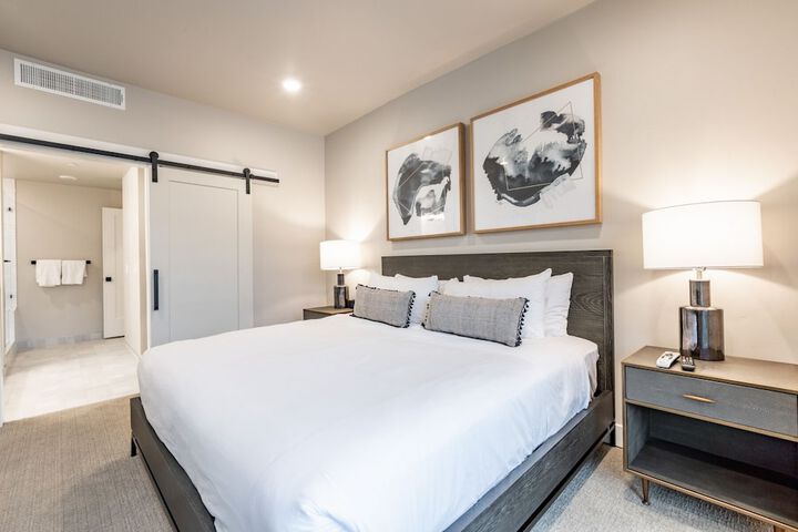 Room 33 of 215