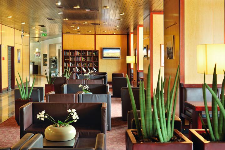 Lounge 72 of 81