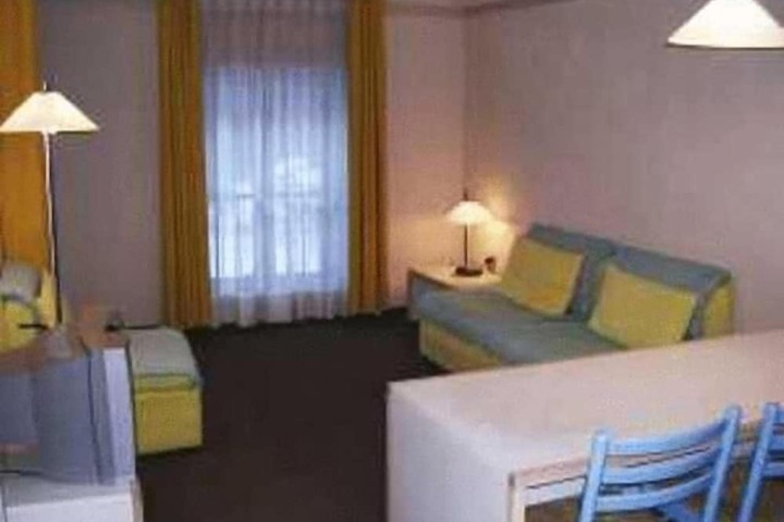 Room 6 of 33