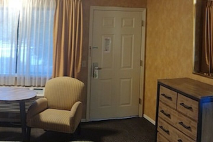 1 King Bed (2 of 16)