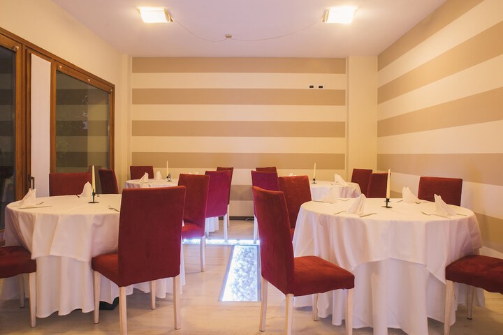 Dining 4 of 27