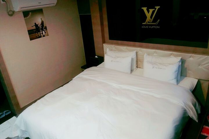 Room 11 of 24