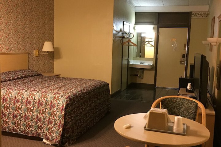 1 King Bed (4 of 7)