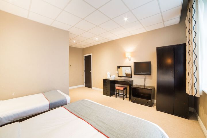 Room 17 of 36