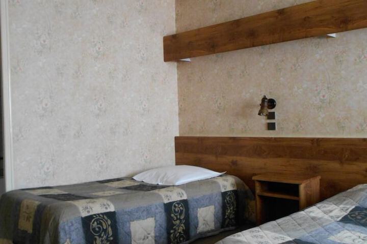 Room 9 of 28
