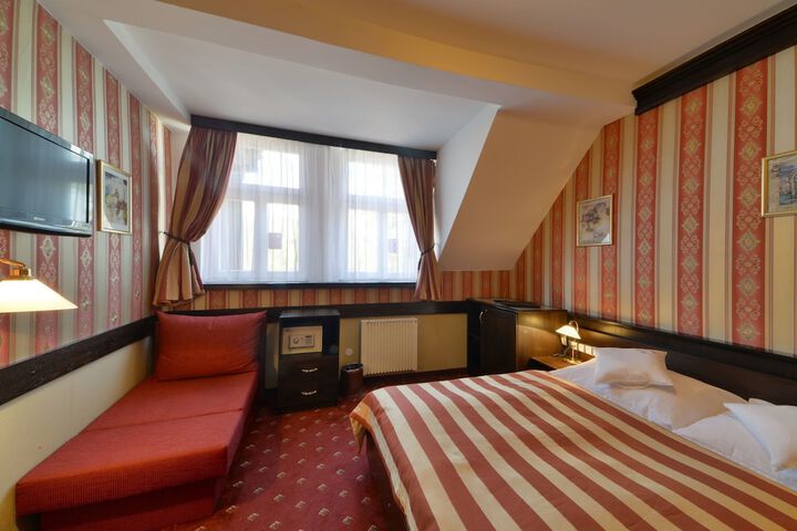 Room 10 of 145