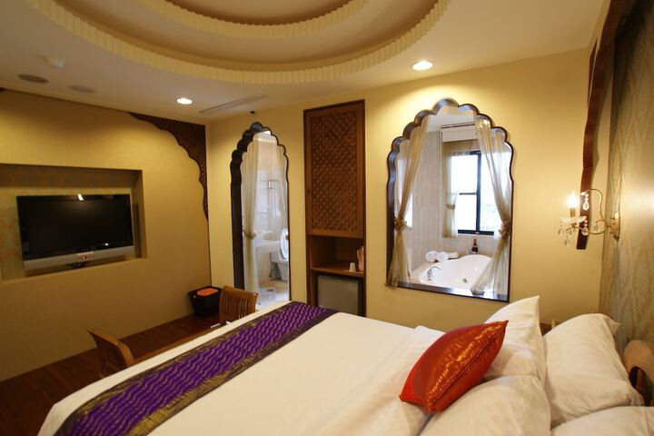Room 4 of 37