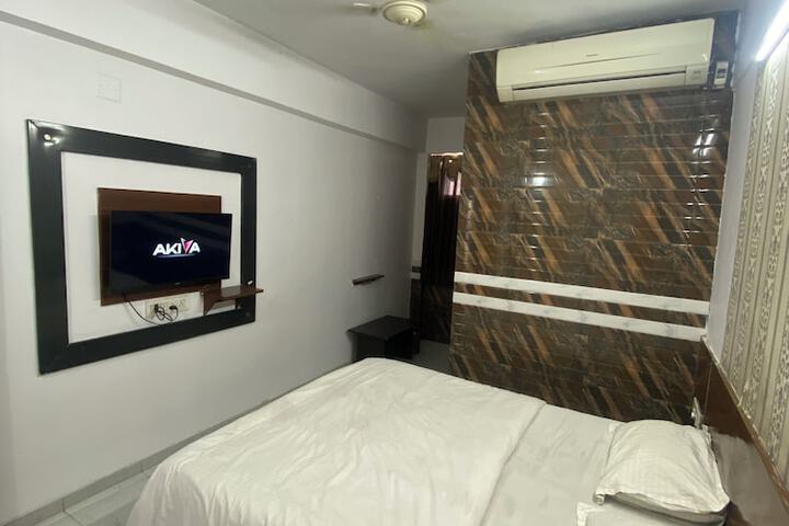 Room 6 of 14