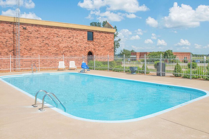 Pool 13 of 16