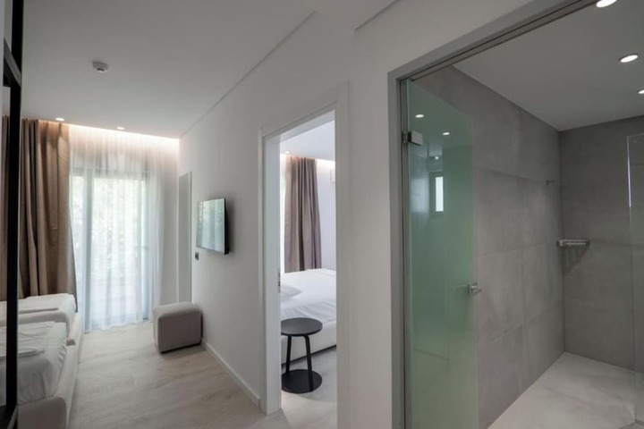 Room 42 of 100