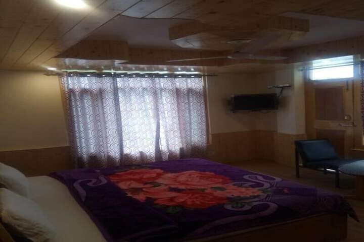 Room 4 of 14