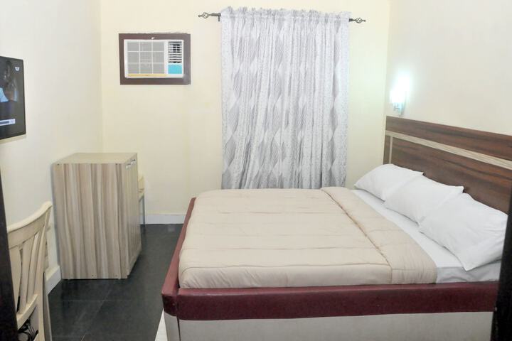 Room 10 of 33