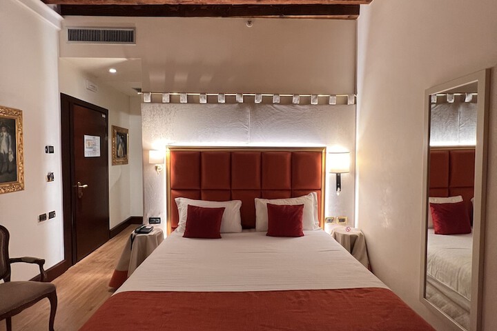 Room 121 of 290