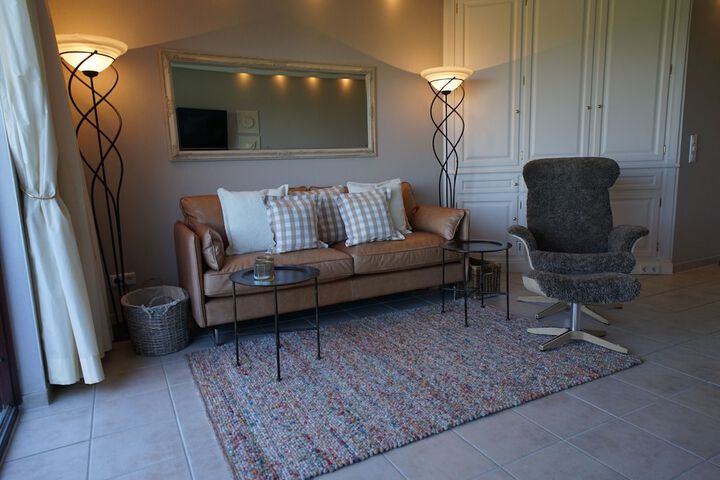 Lounge 15 of 19