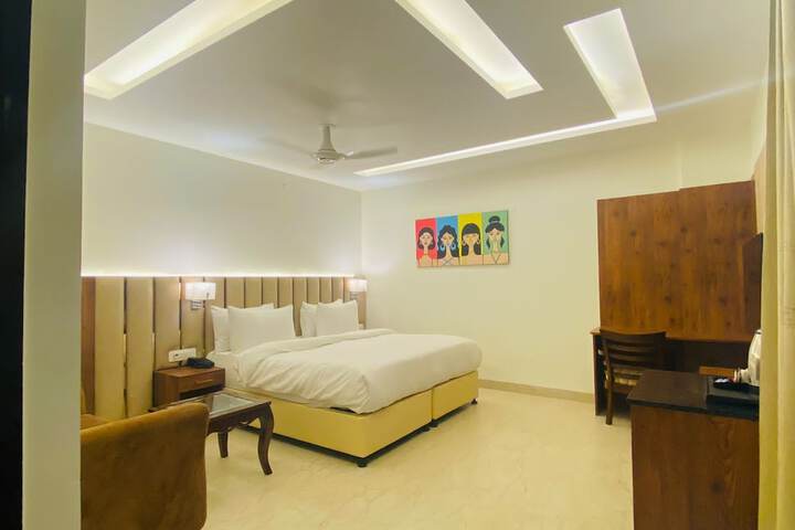 Room 4 of 16