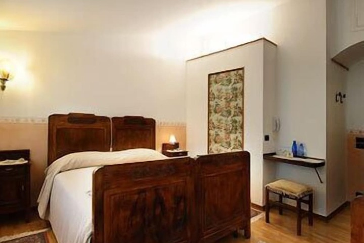 Room 2 of 28