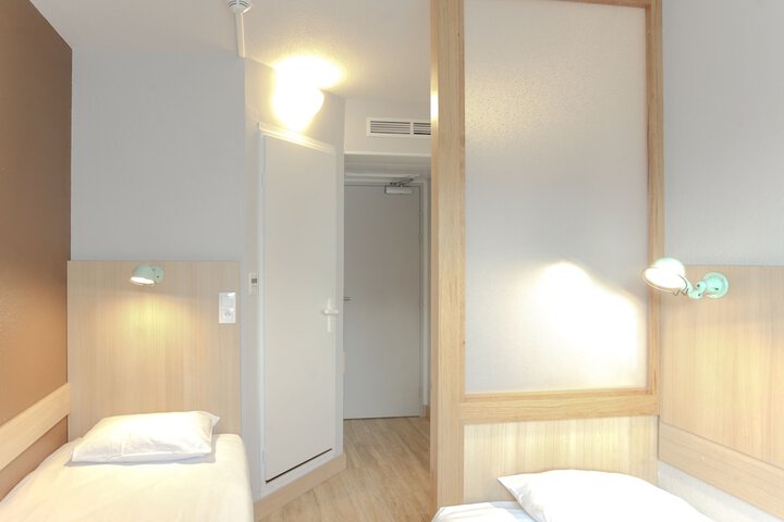 Room 16 of 40
