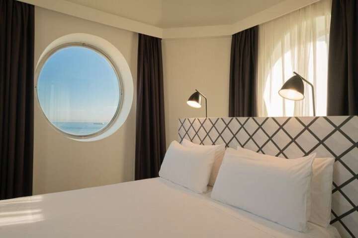 Room 34 of 76