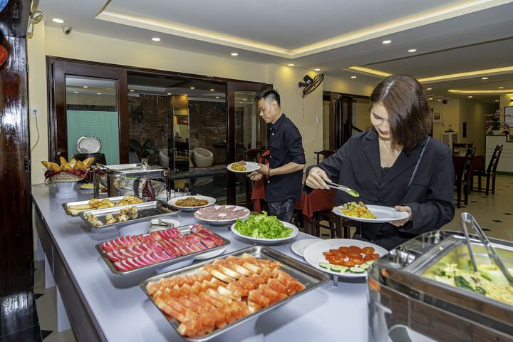 Dining 46 of 52