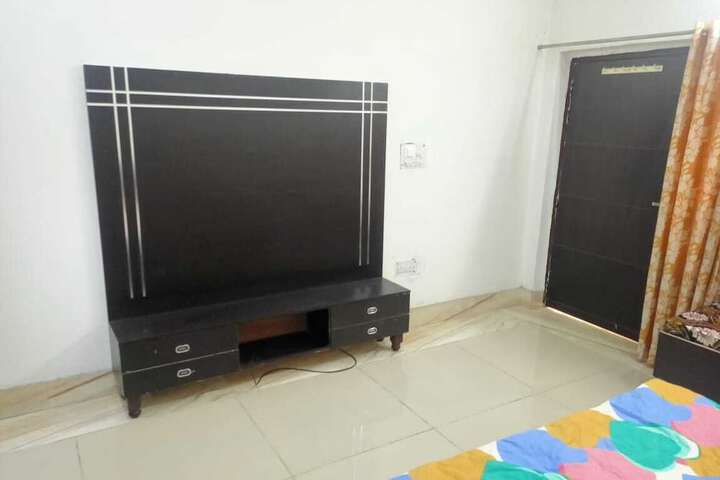 Room 4 of 13