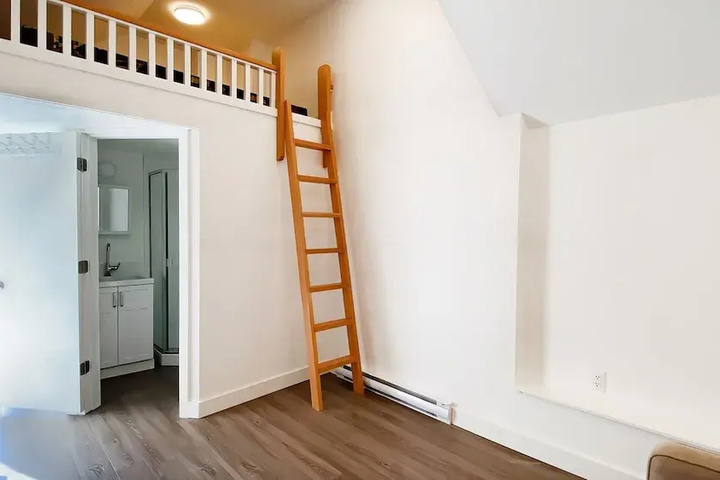 Room 3 of 7
