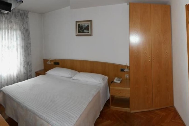 Room 5 of 72