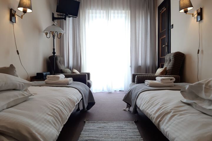 Room 42 of 77