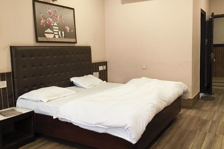 Room 4 of 9
