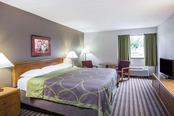 2 Queen Beds (2 of 2)