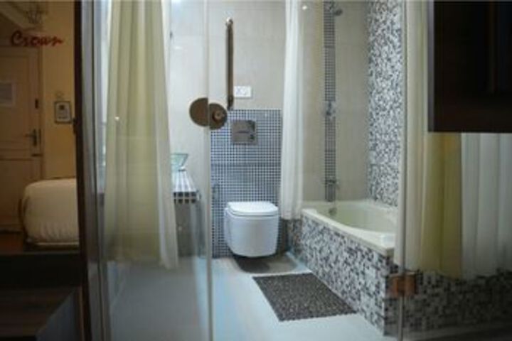 Room 2 of 7