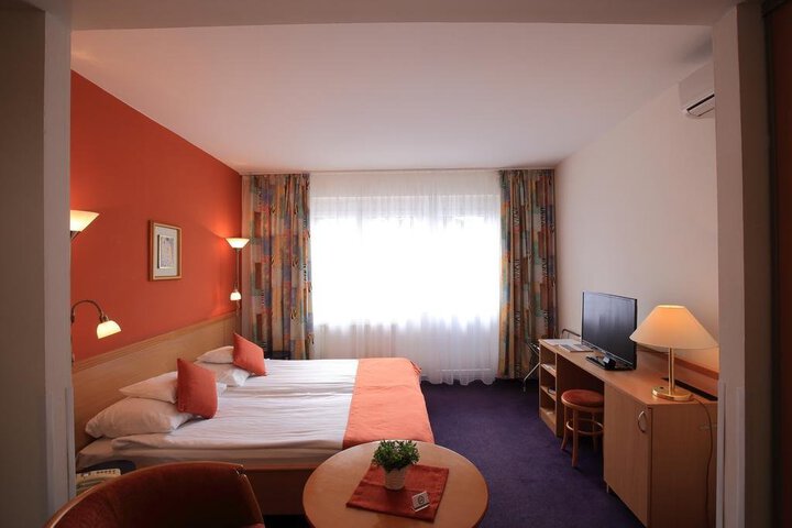 Room 5 of 14