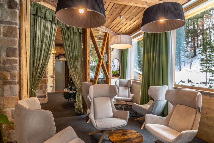 Lobby lounge