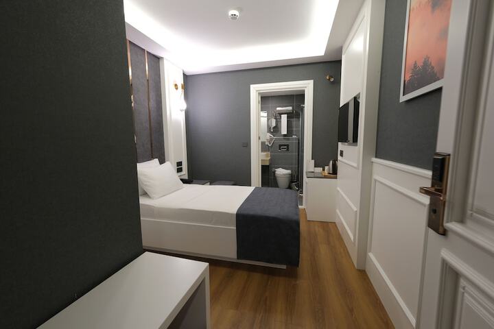 Room 22 of 68