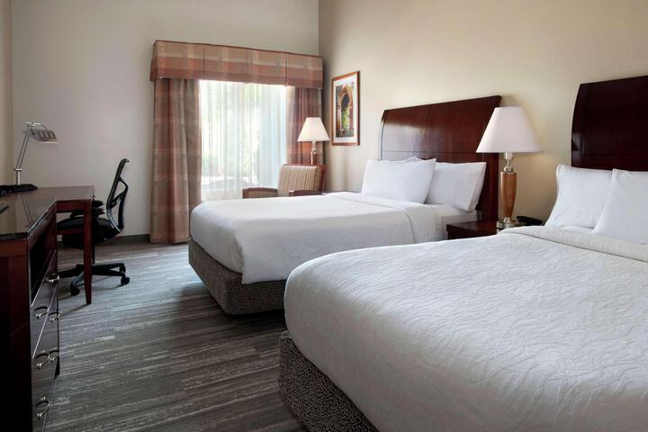 2 Queen Beds (7 of 7)