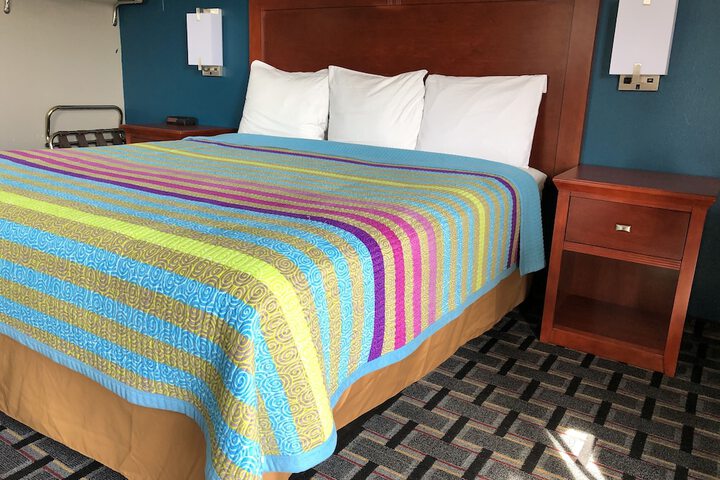 Standard Single Queen Bed (3 of 6)