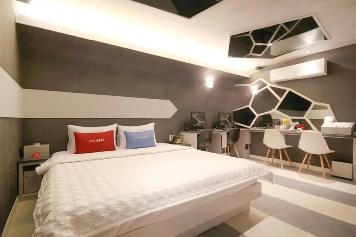 Room 3 of 16